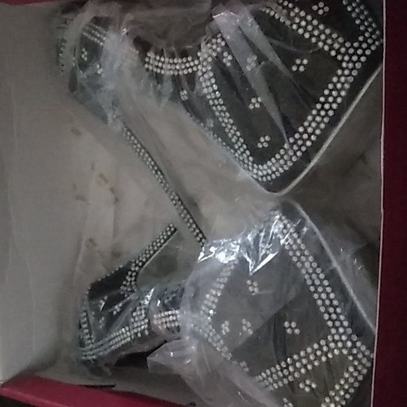 Shoes - Picture 1 of 4